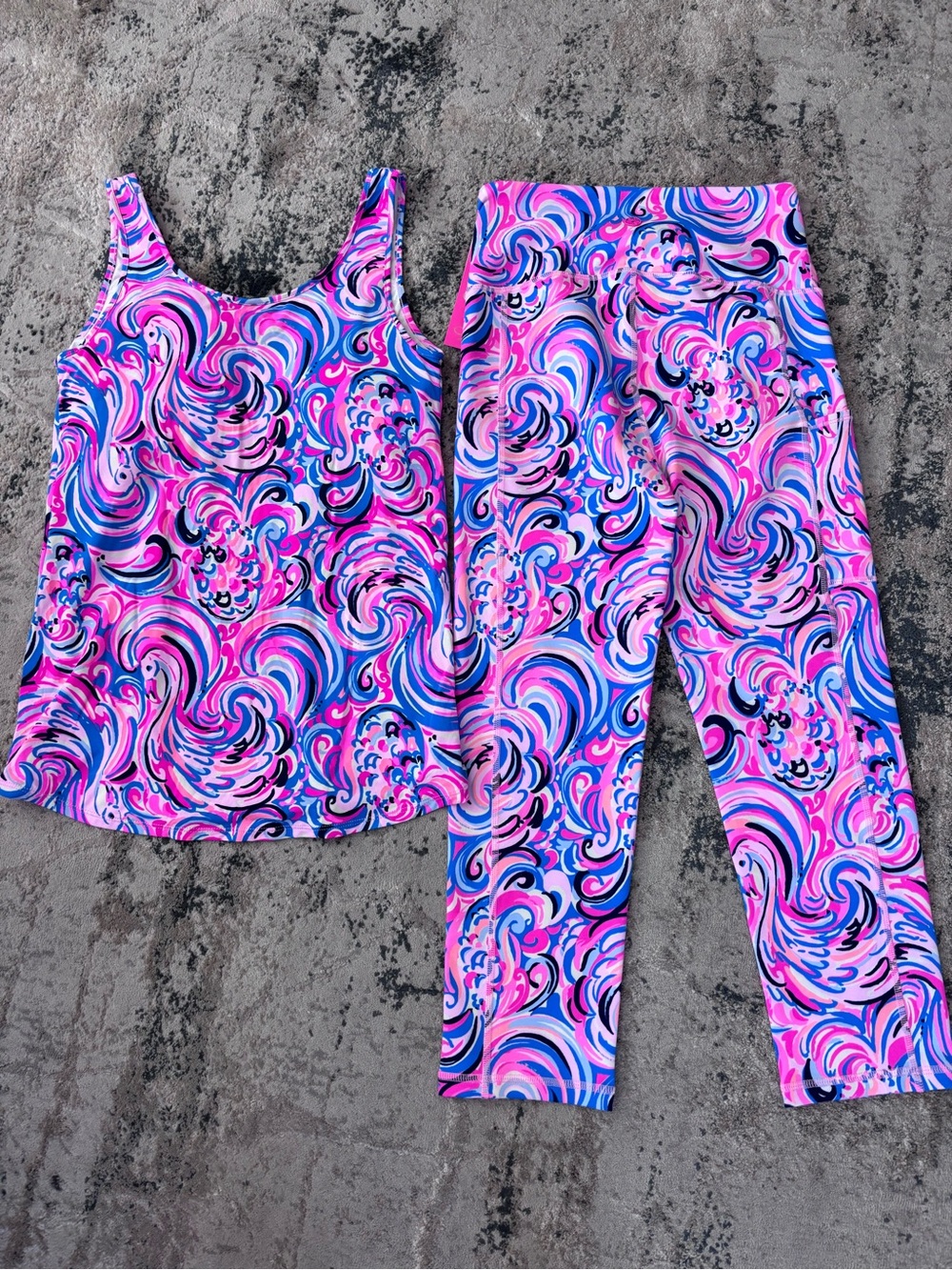 Lilly Pulitzer Luxletic set - Picture 2 of 8